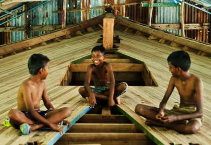 Enfants dans un chantier naval © Ja Manafaru