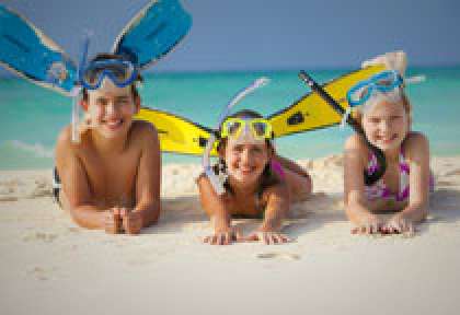 Enfants au bord de l'eau aux Maldives